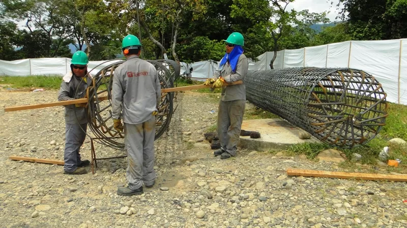 Obreros en trabajos de pavimentación en Yopal, Casanare.